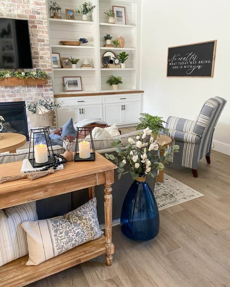 Coastal Living Room With Gray-toned Wood Floor