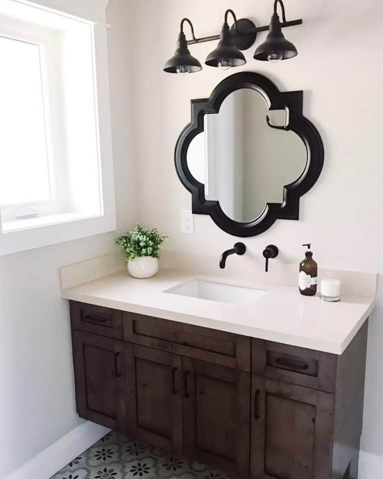 Contemporary Black and Whtie Bathroom Design