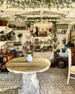 Cottage Shed With Rustic Farmhouse Décor