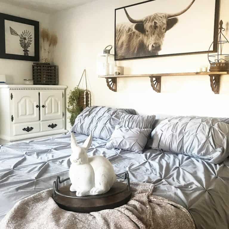 Cozy Farmhouse Bedroom With Rustic Décor