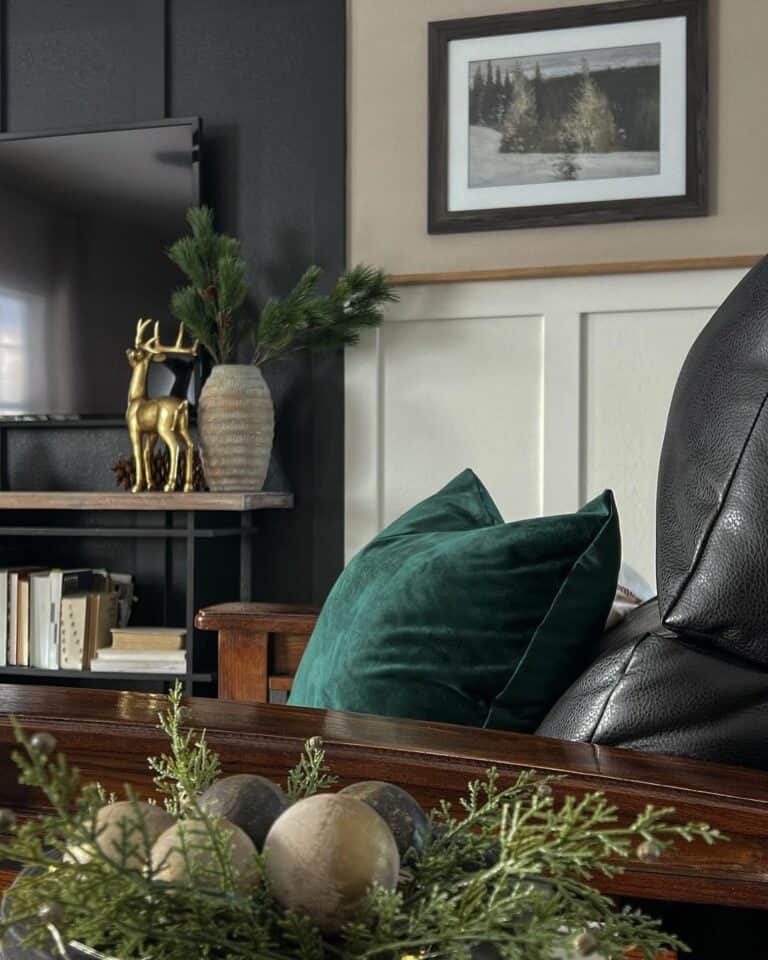 Cozy Holiday Living Room With Green Décor