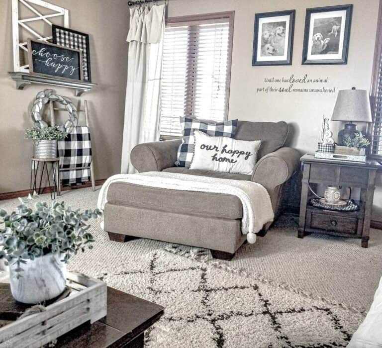 Cozy Living Room With Plaid Décor