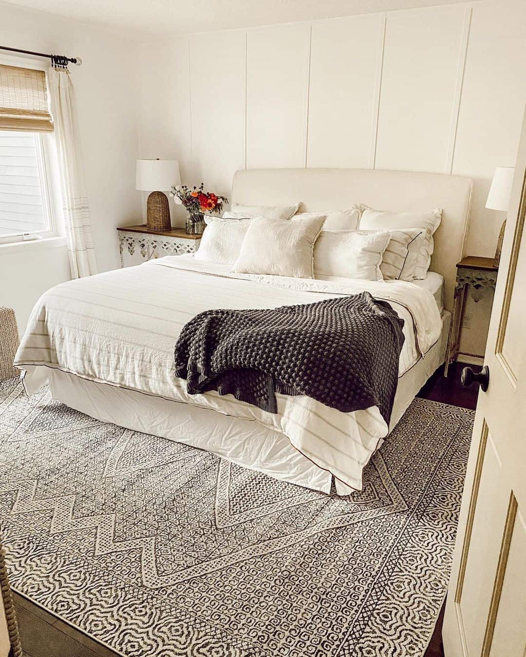28 Cozy Bedrooms With Neutral Cream Headboard Upholstery Ideas