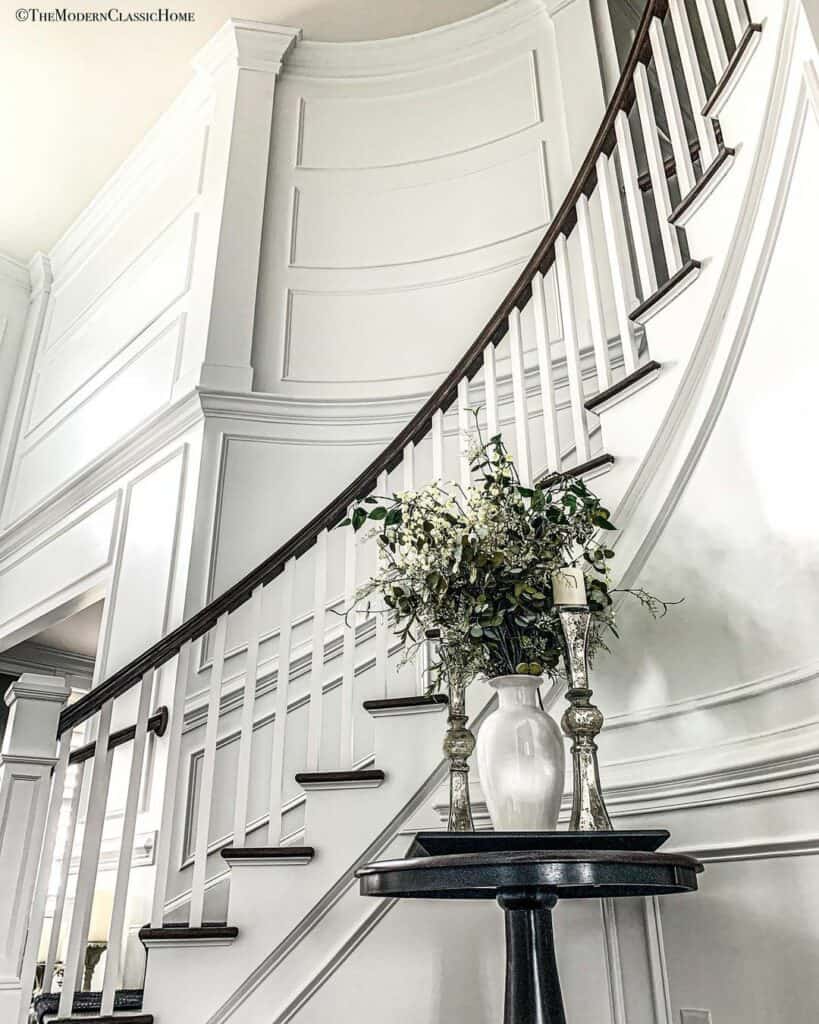 Curved Staircase With Classic Décor