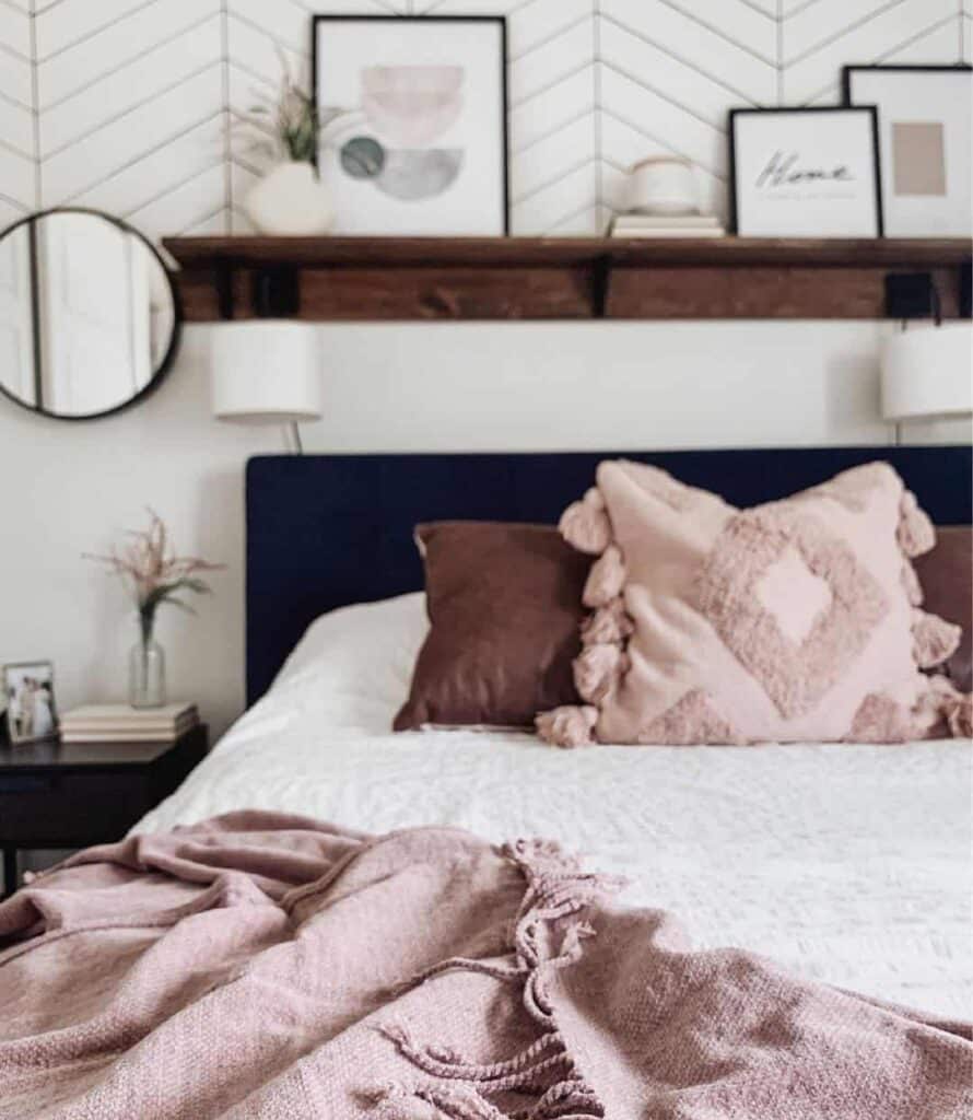 Delightful Pink and Plum Bedroom Décor With Modern Accents