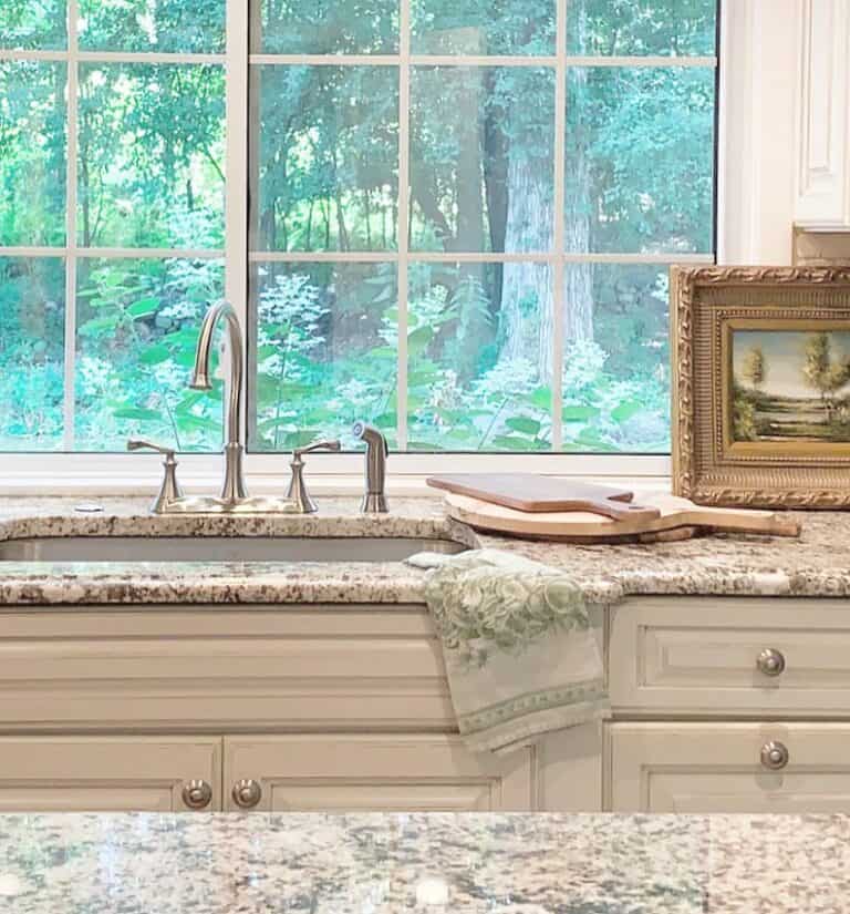 Enchanting Farmhouse Kitchen With Neutral Granite Countertop