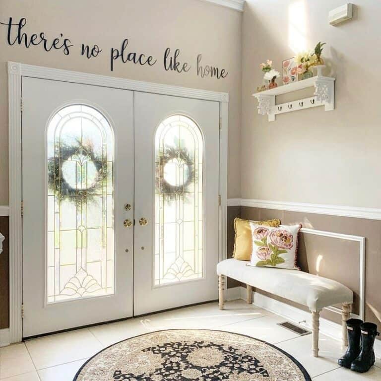 Entryway Bench With Pretty Décor