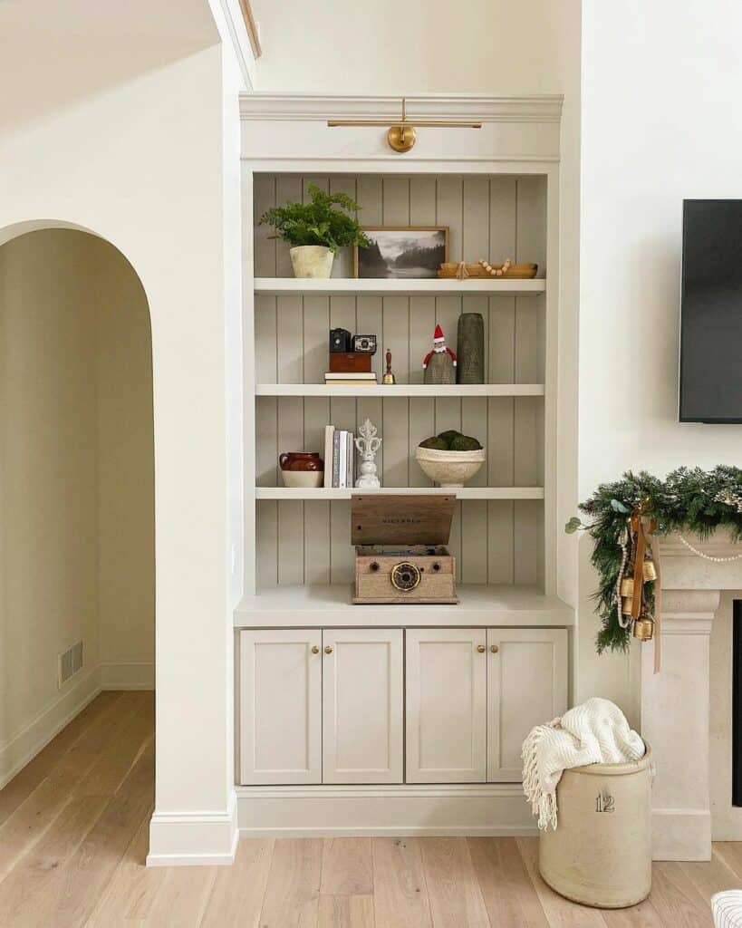 Farmhouse Décor For Built-in Shelves