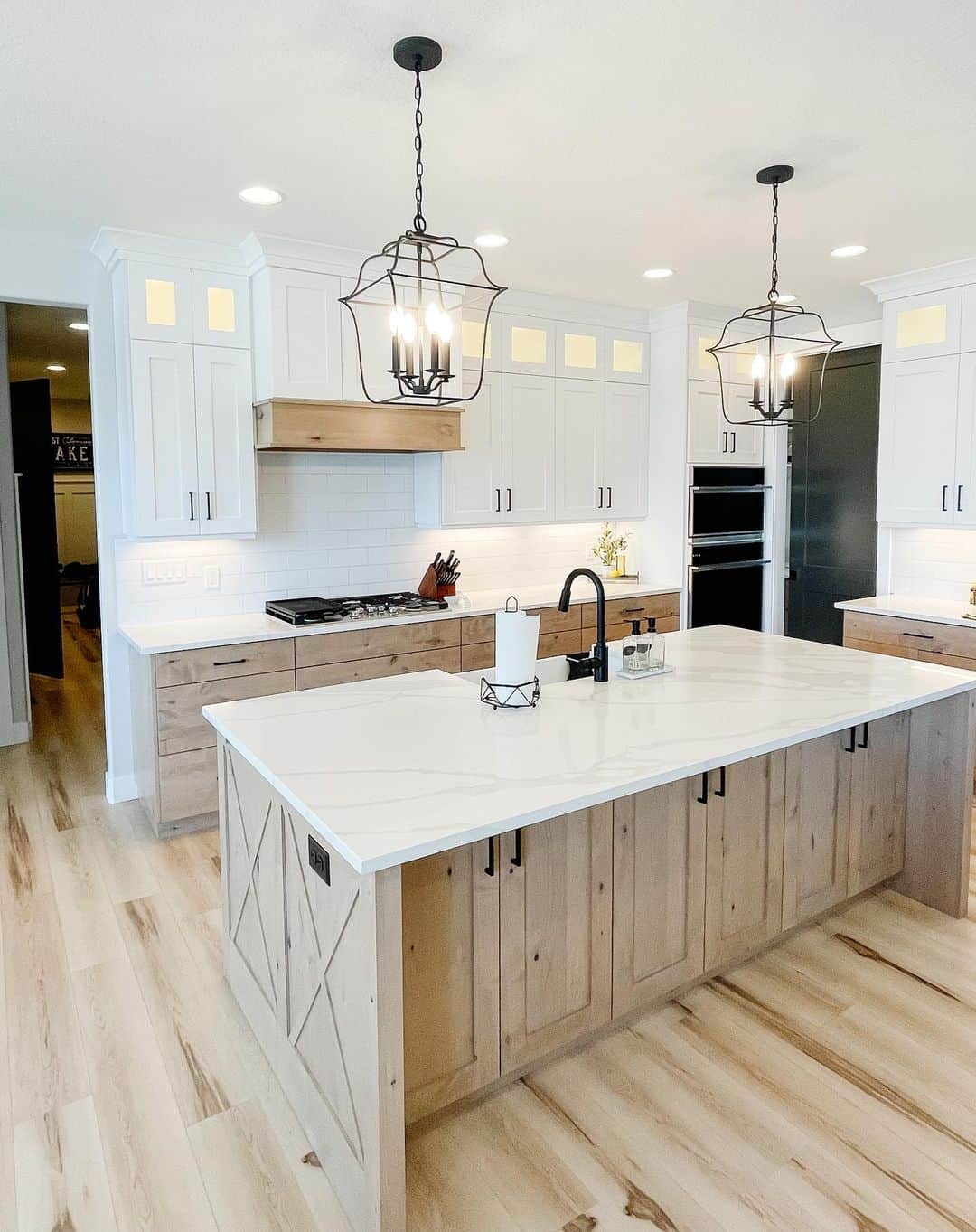 29 Designs With White Quartz Kitchen Countertops