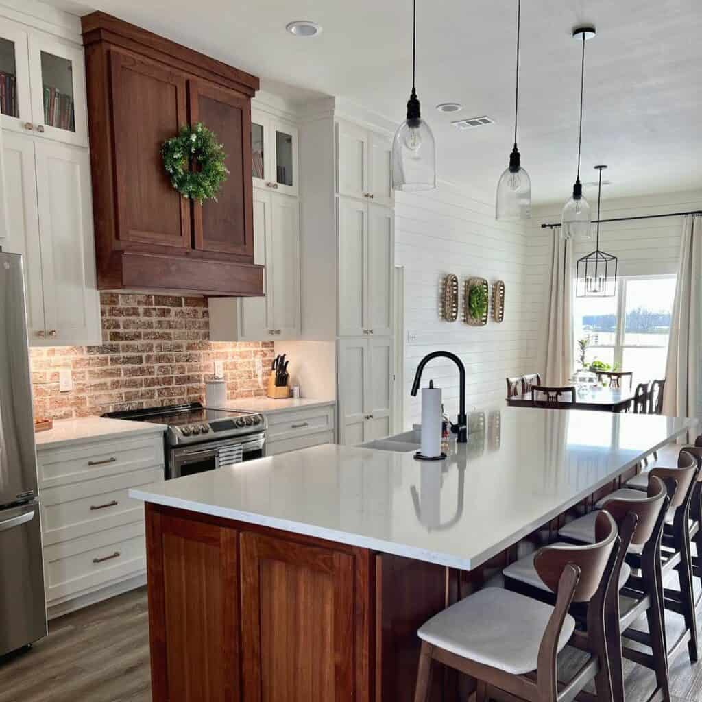 Farmhouse Kitchen With Minimalistic Countertop