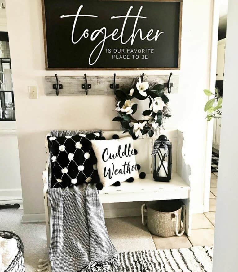 Farmhouse Living Room Bench With Cottage Décor