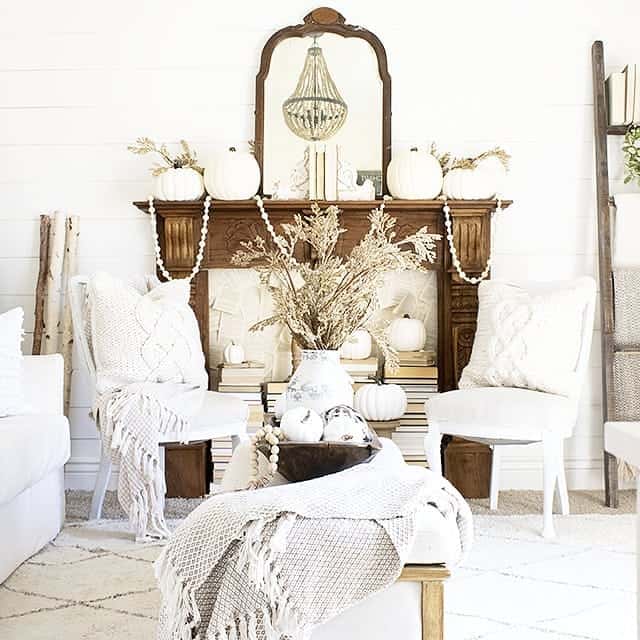 Farmhouse Living Room With Fall Décor