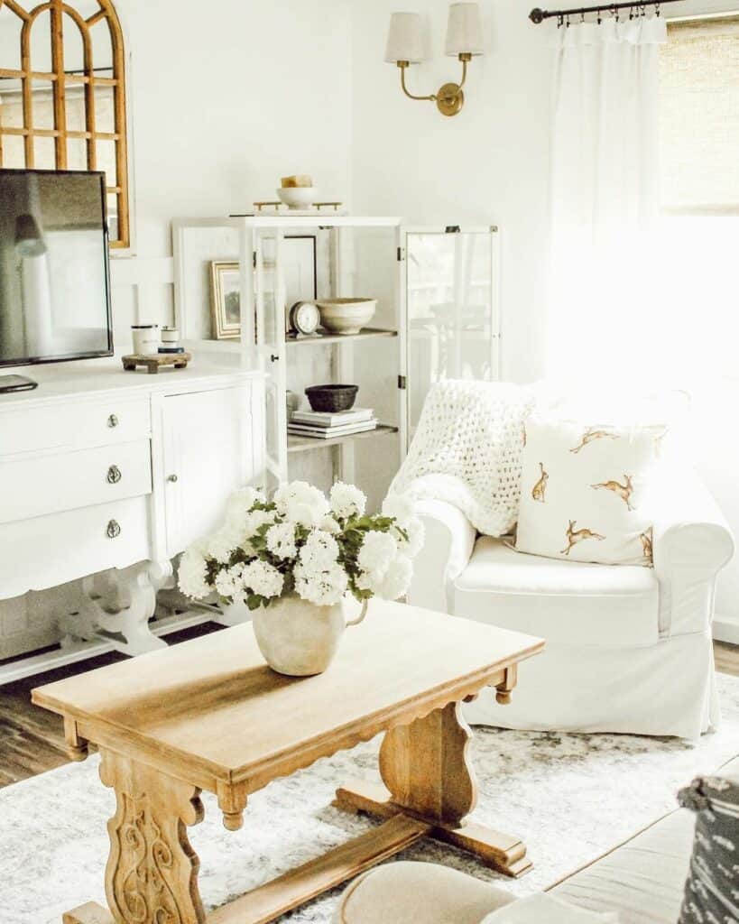 Farmhouse Living Room With Summer Accessories