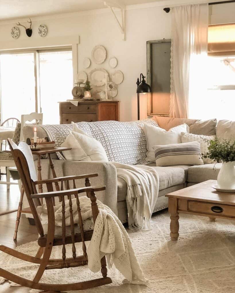 Farmhouse-inspired Country Living Room