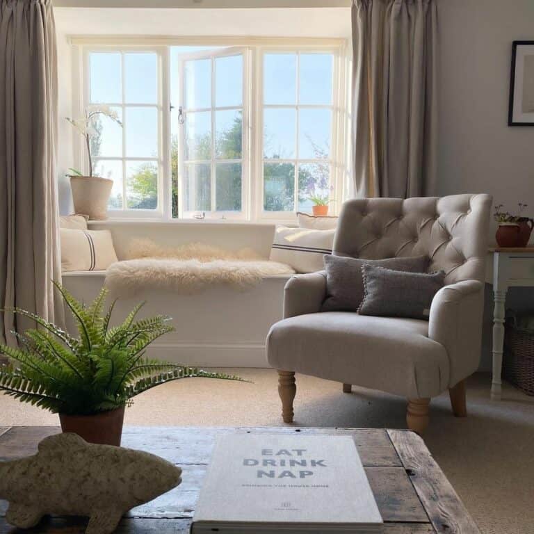 Glamorous Farmhouse Window Seat Décor