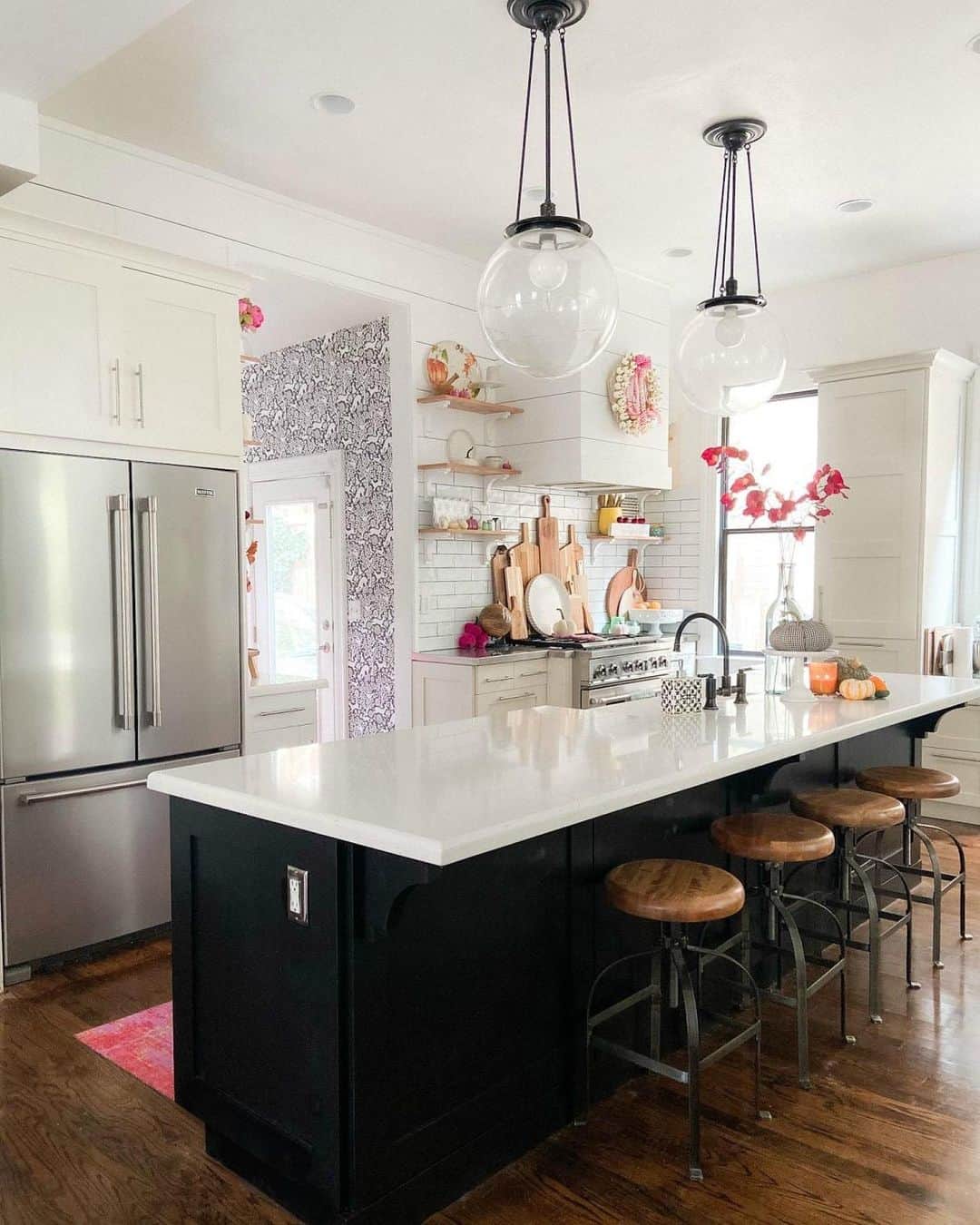 35 Impressive Ways to Style Two Pendant Lights Over a Kitchen Island