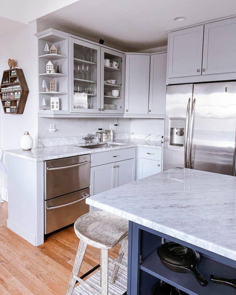 Kitchen's Island With Navy Blue Cabinets