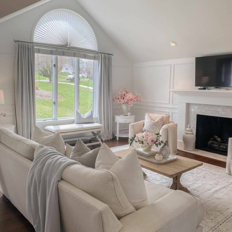 Living Room With Traditional Spring Décor