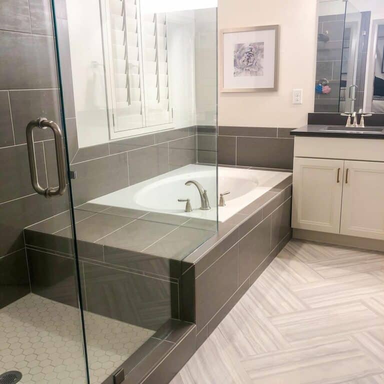 Luxurious Master Bedroom With Circular Built-in Bathtub