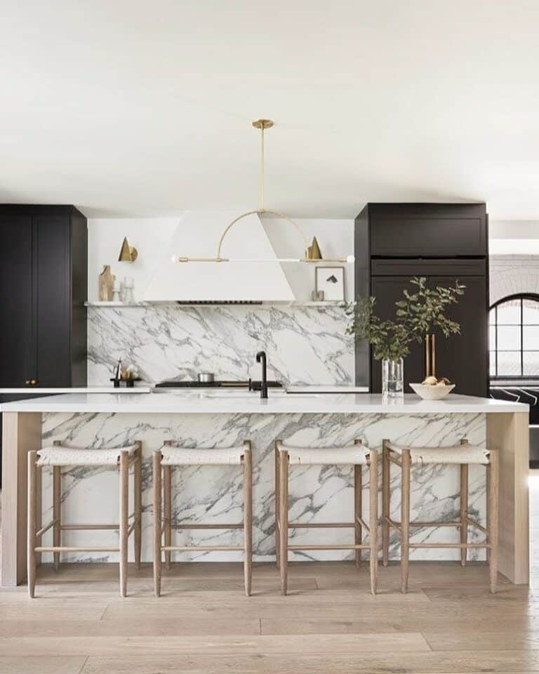 Marble Veining on Counters and Backsplash