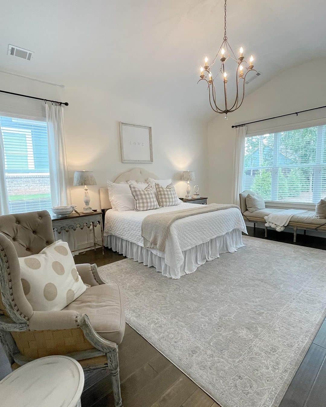 31 Impressive Master Bedroom with Sitting Area Ideas