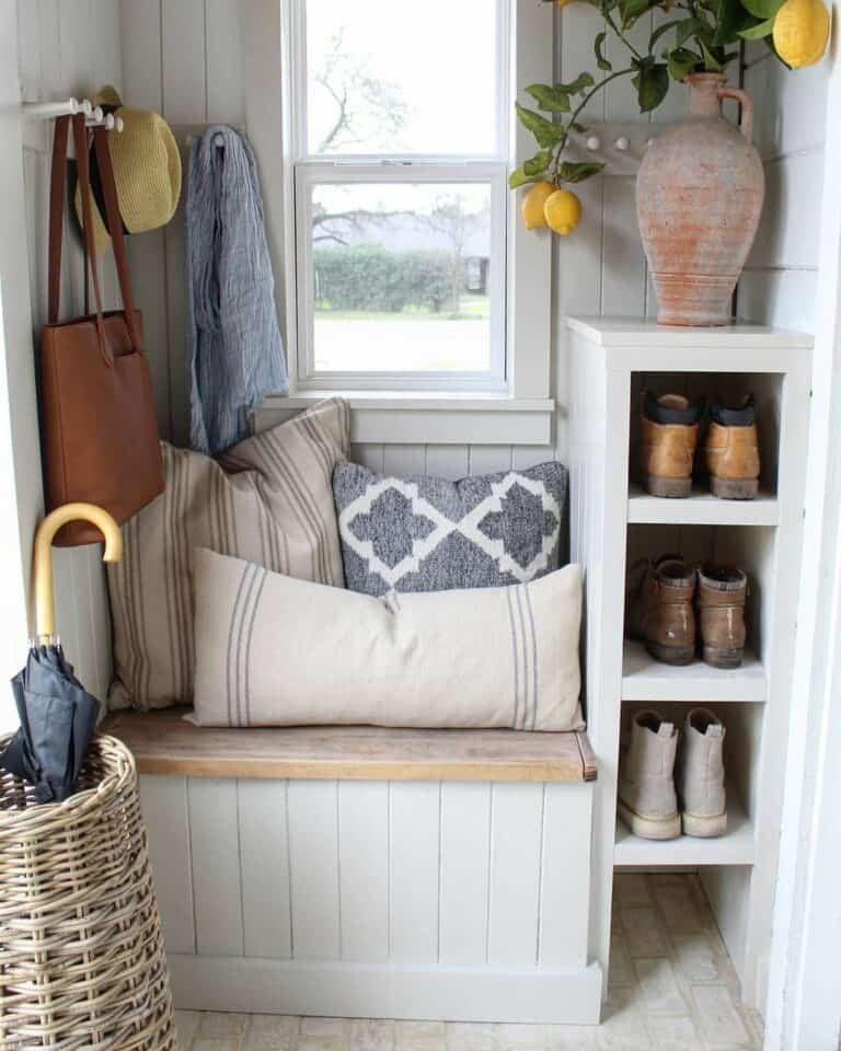 Maximizing Minimalism With Mudroom Organization Ideas