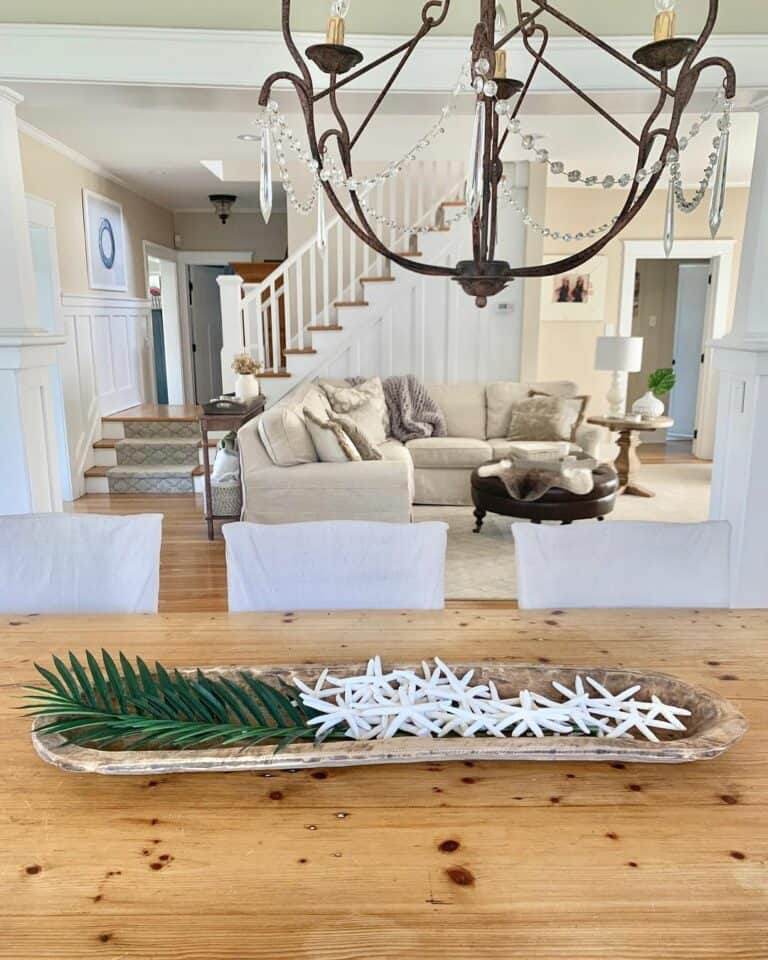 Minimalist Coastal Décor for a Dining Table