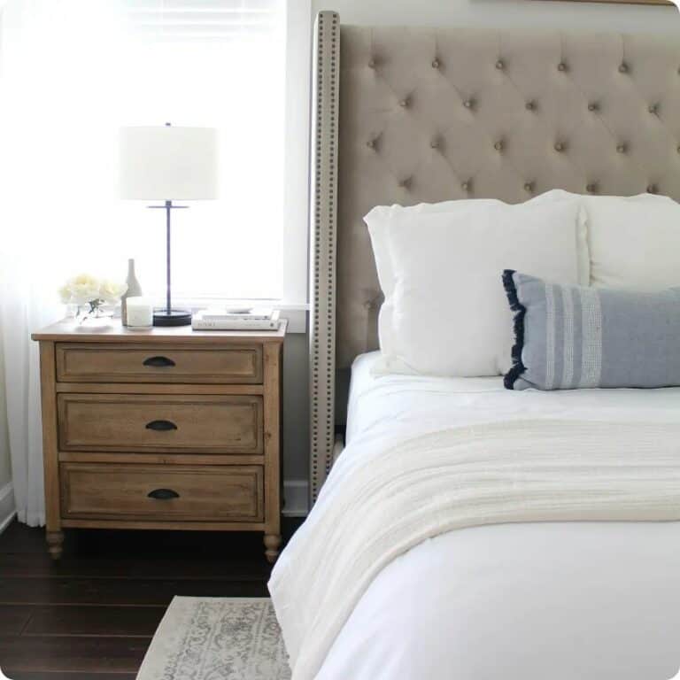 Minimalist Modern Coastal Bedroom Décor