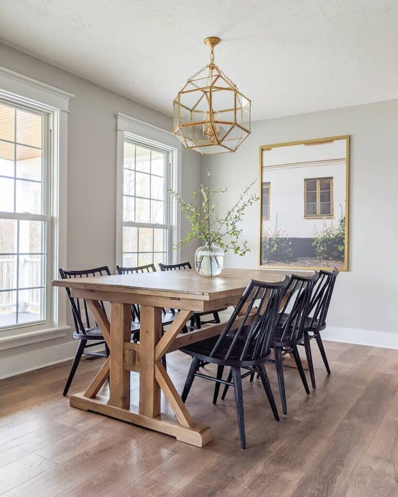 Minimalistic Trim in Modern Dining Room