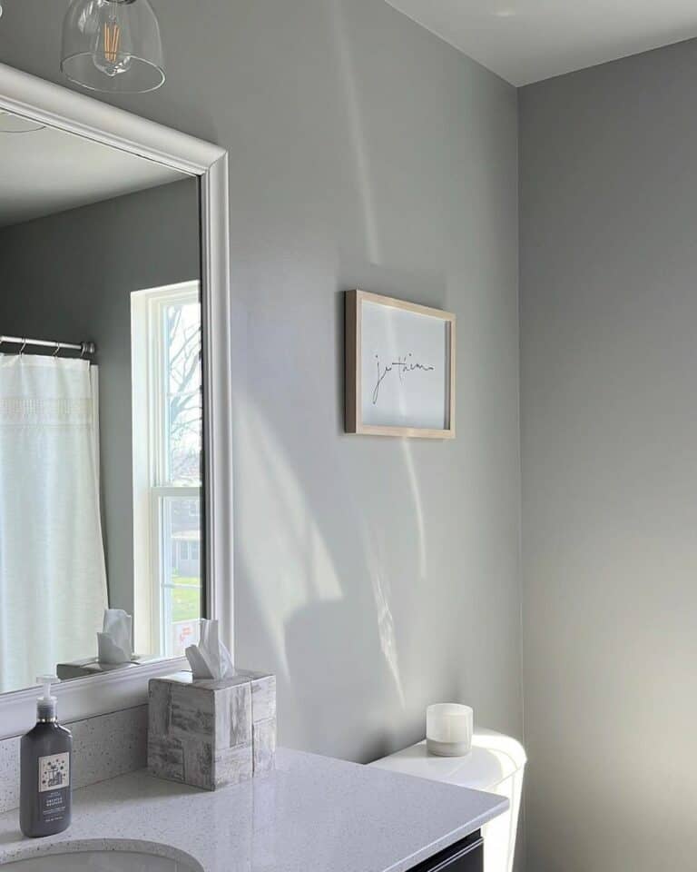Minimalistic Wall Art in Neutral Bathroom