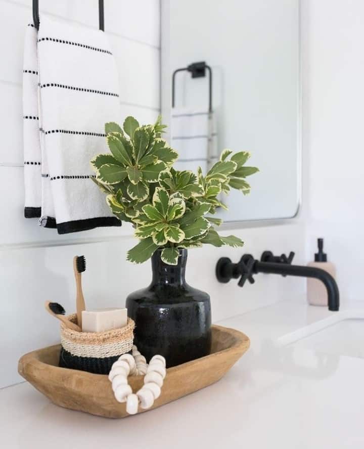 Modern Bathroom With Black Décor