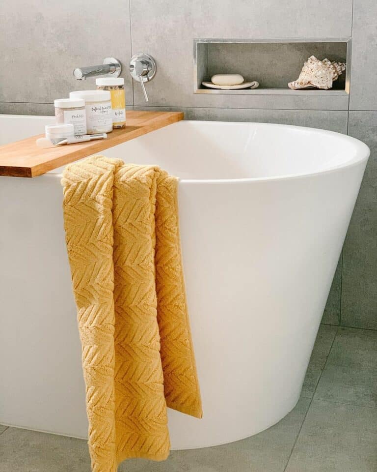 Modern Bathroom With Coastal Décor