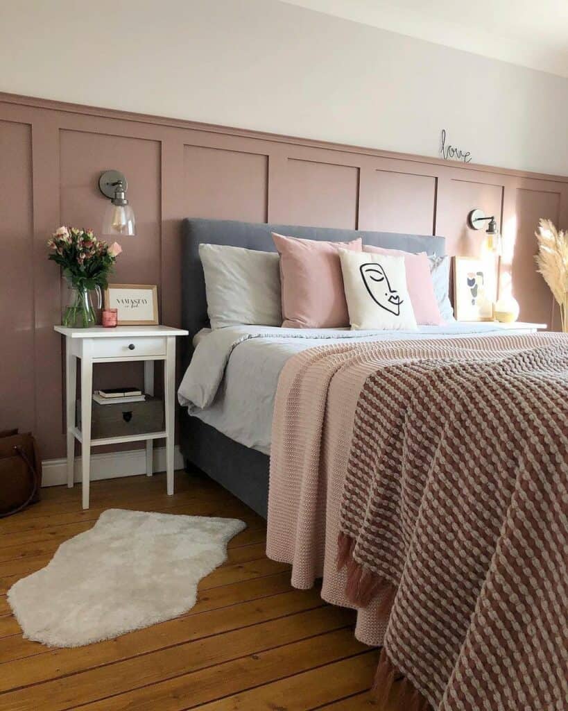 Modern Bedroom Décor With Pink Wainscoting