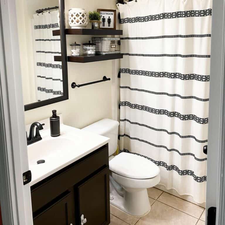 Modern Black and White Bathroom With Contemporary Décor