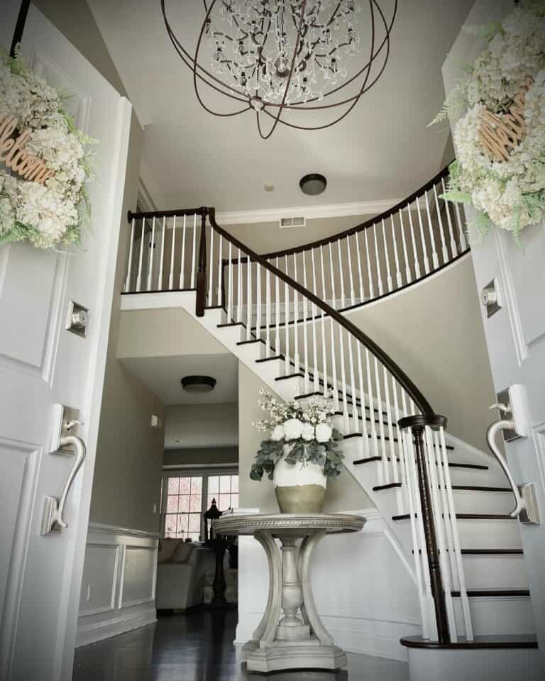 Modern and Sophisticated Entryway Décor