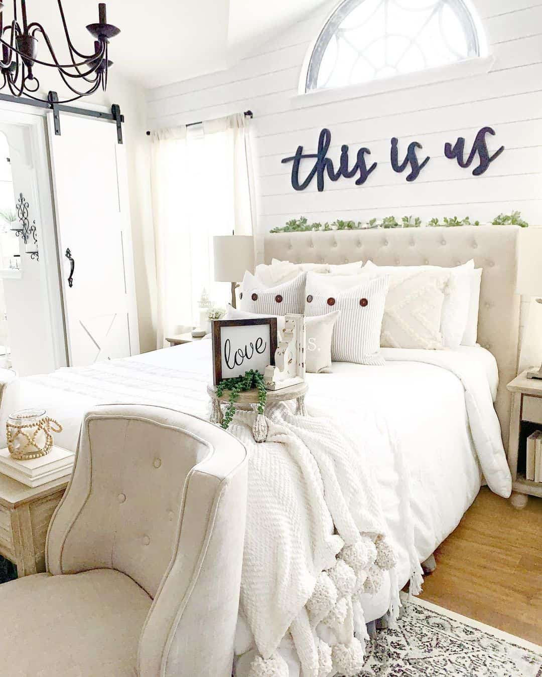28 Cozy Bedrooms With Neutral Cream Headboard Upholstery Ideas