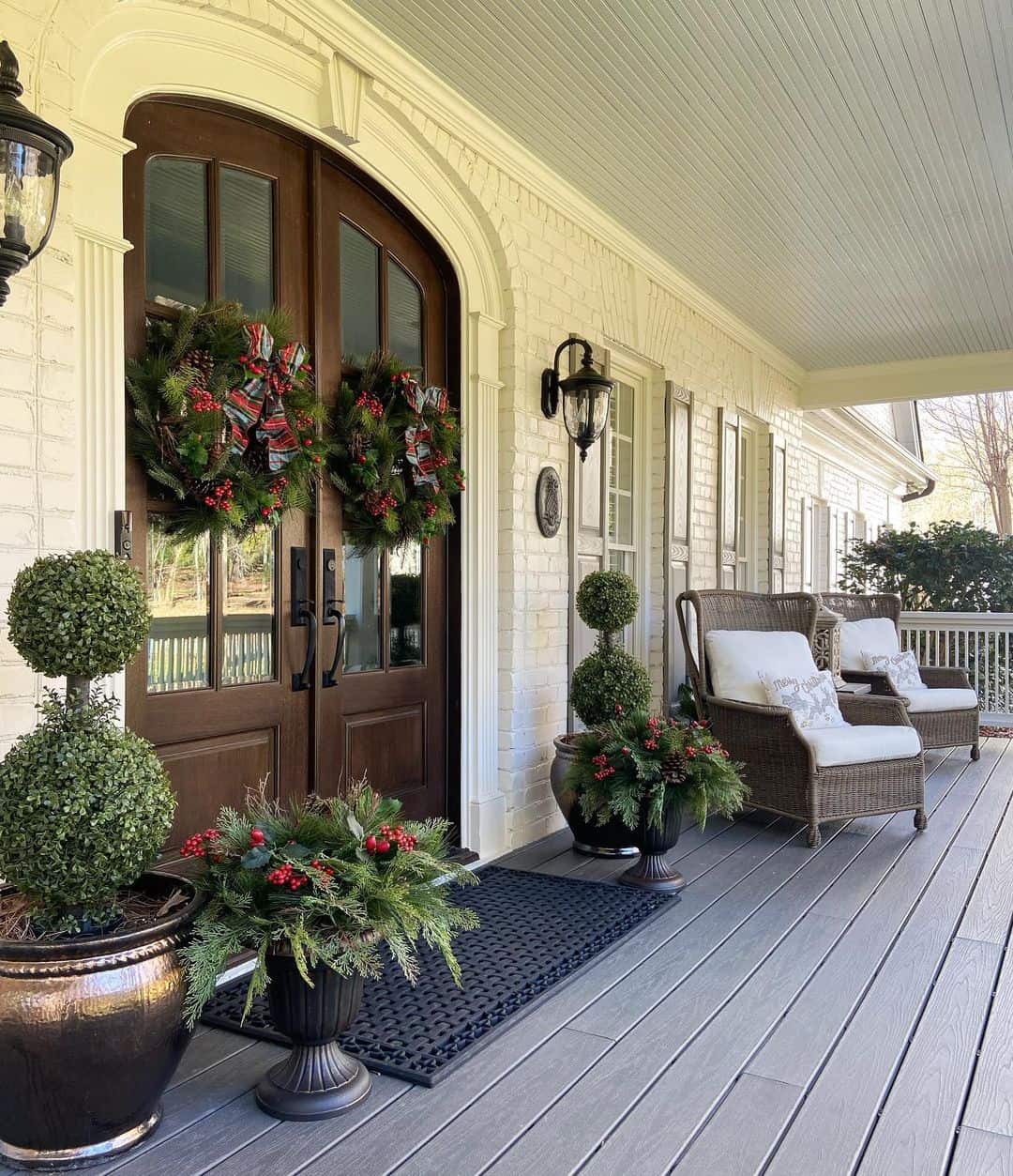 29 Front Porch Furniture Ideas To Create A Warm Entrance