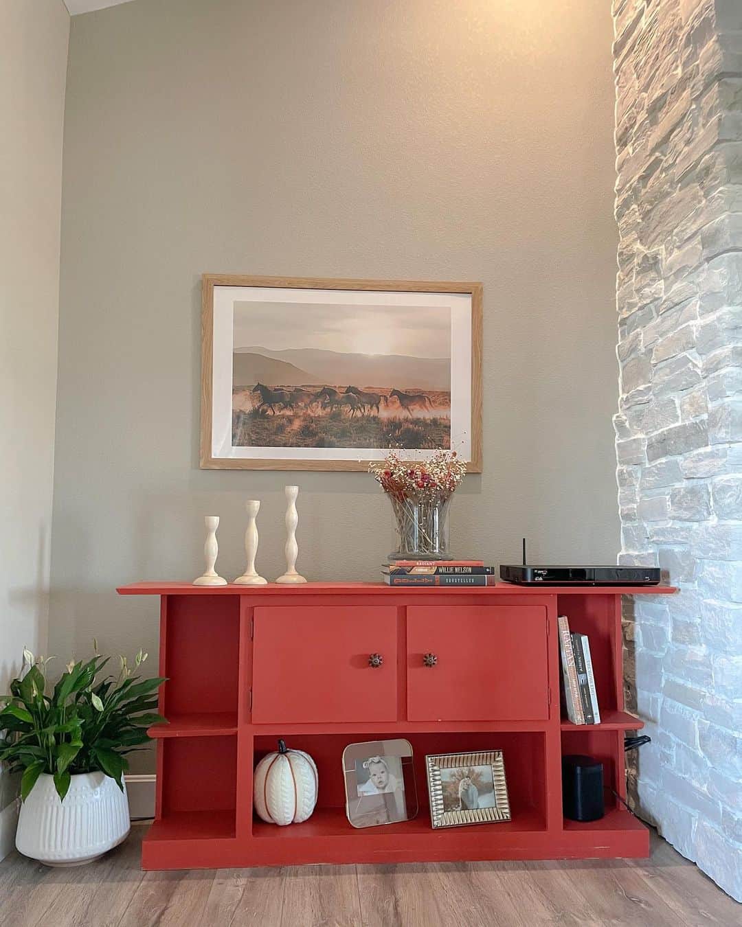 Red Console Table With Modern Accents Soul Lane http-www-ozdemirdekorasyon-ileti-im-0545-227-34-34-laminat-parke