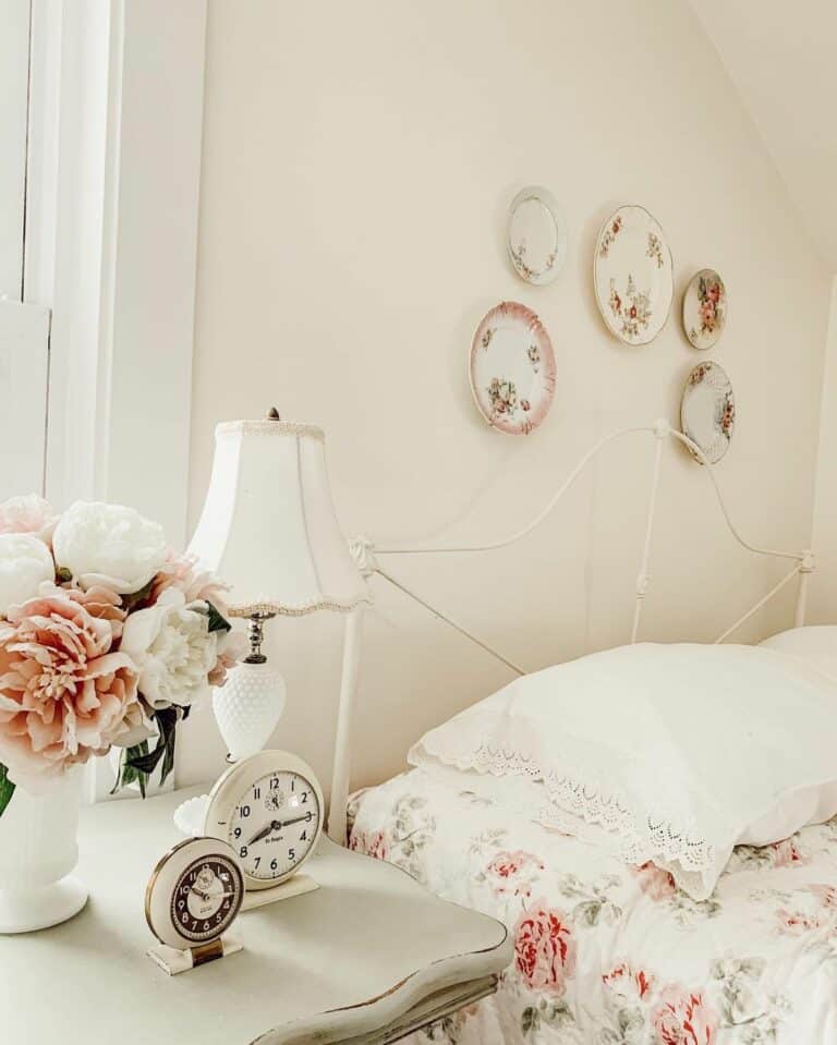 Romantic Bedroom Colors in Creamy White and Pink