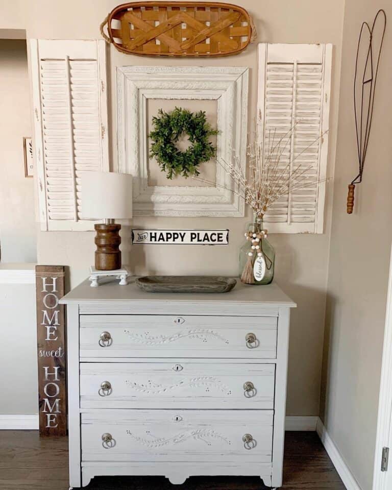 Rustic Farmhouse Décor in Netural Entryway