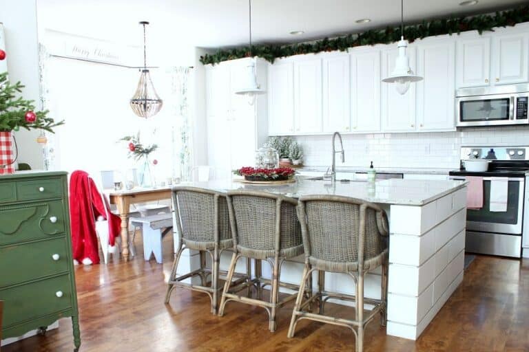 Rustic Farmhouse Kitchen With Festive Décor