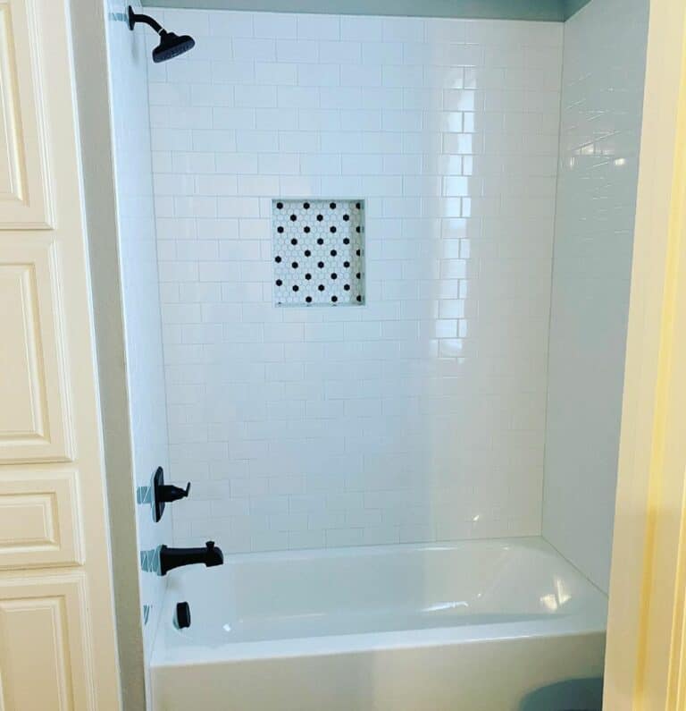 Shower and Tub Combination With Contrasting Niche