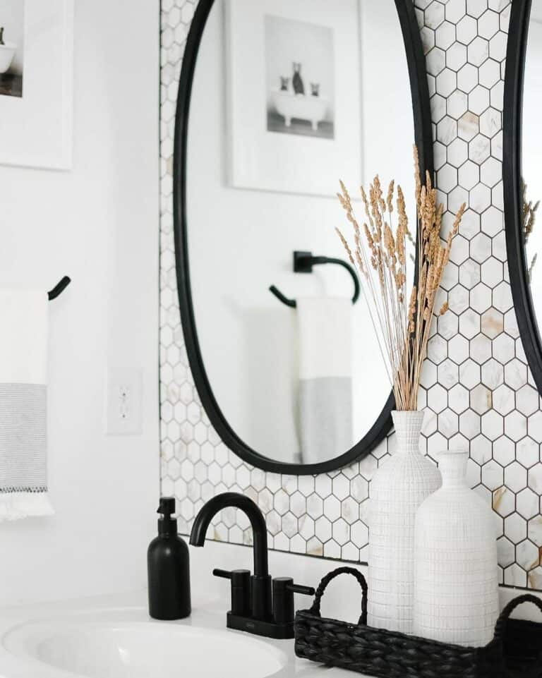 Simple Black and White Master Bathroom Décor