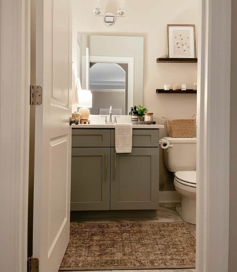 Small Bathroom With Delicate Décor
