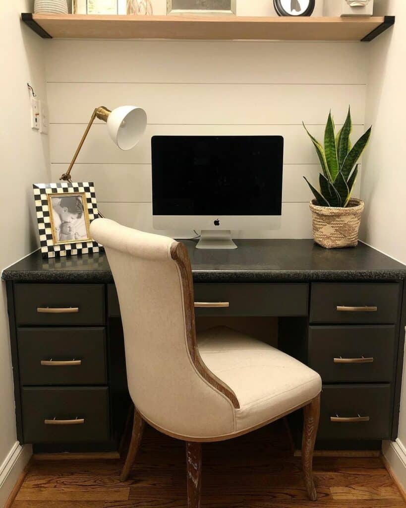 Small Office Nook Décor Idea