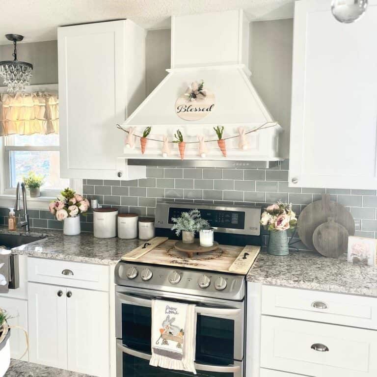 Spring Accents Ideas For Enchanting Farmhouse WIth White Kitchen Cabinets