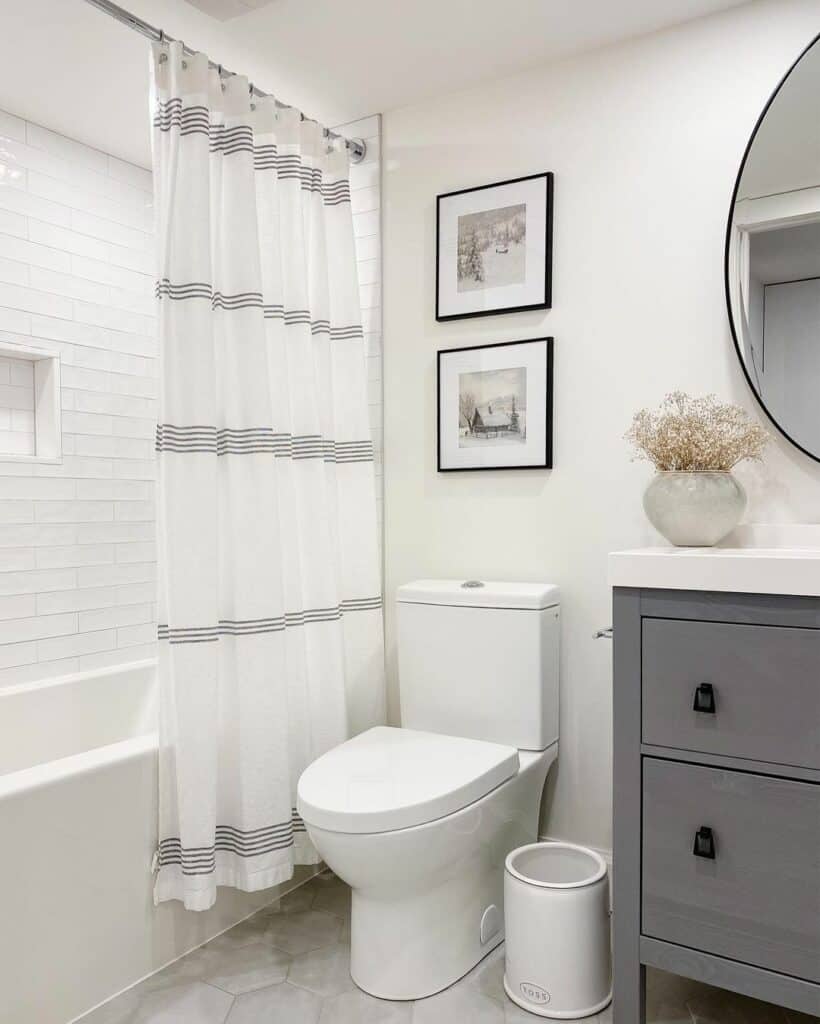 Subtle Framing Small Bathroom Décor