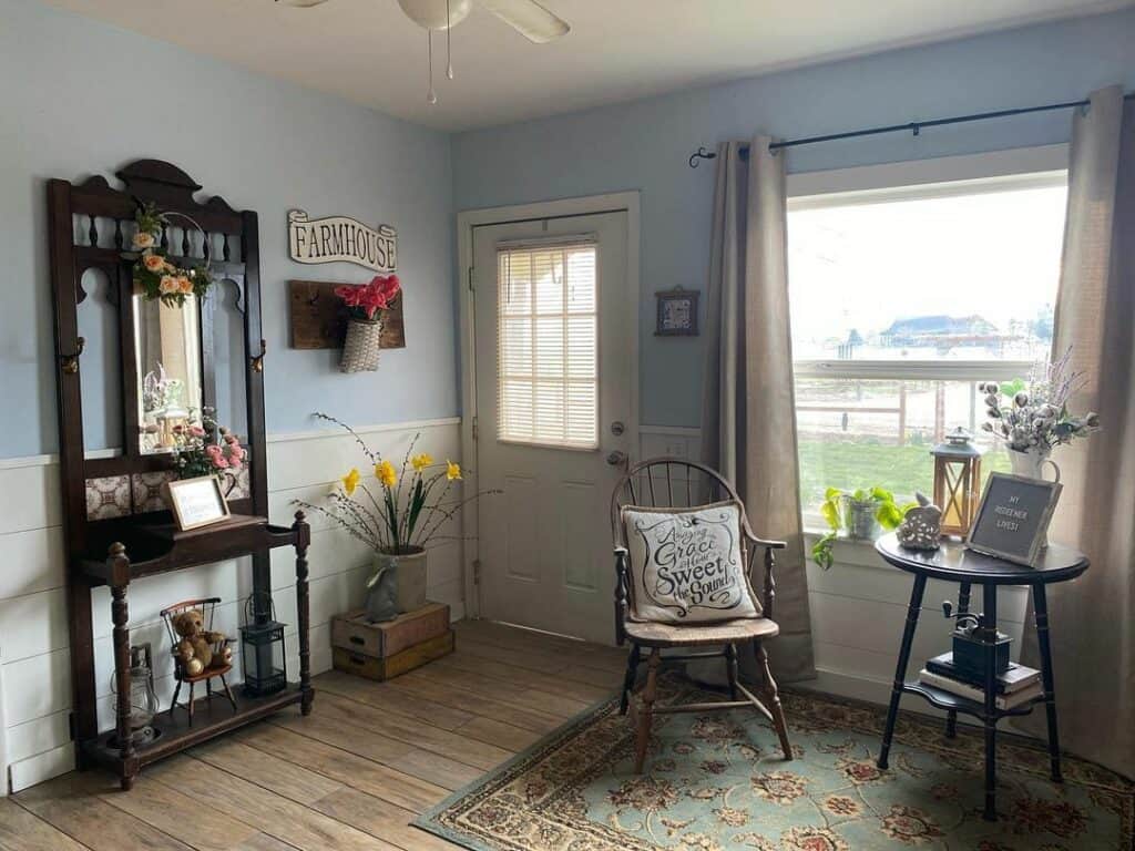 Traditional Furniture in Blue Entryway