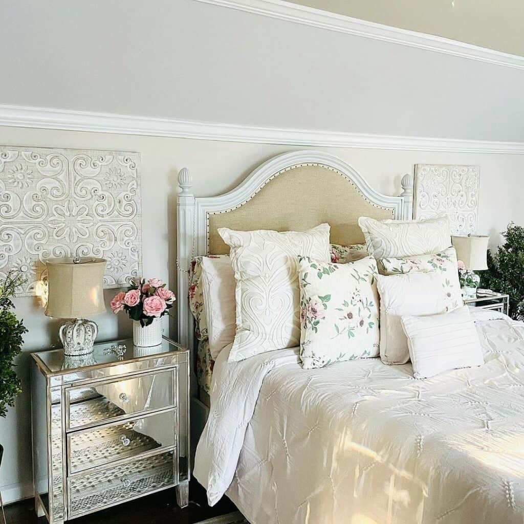 28 Cozy Bedrooms With Neutral Cream Headboard Upholstery Ideas
