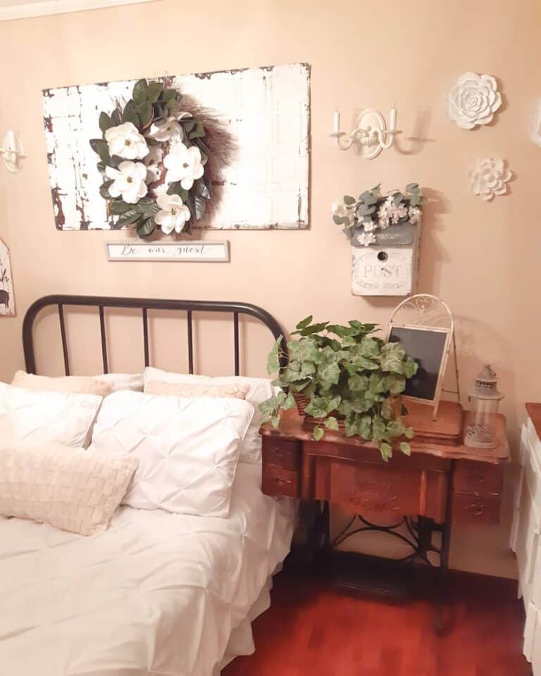 Vintage Wall Flower Décor Ideas for a Cozy Cottage Bedroom